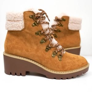 New Camel Sherpa lined hiking boots size 7 8